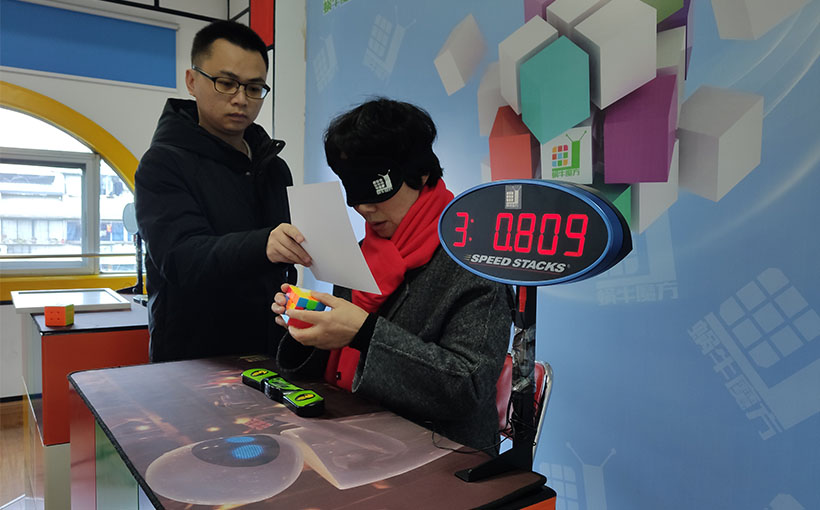 60岁以上盲拧还原三阶魔方最快(图1）