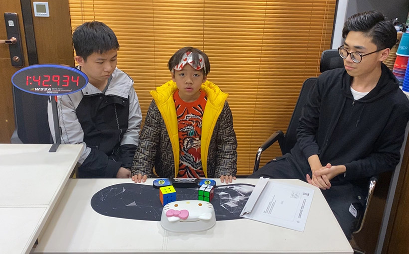 最小年龄连续盲拧还原二阶和三阶魔方(图3）