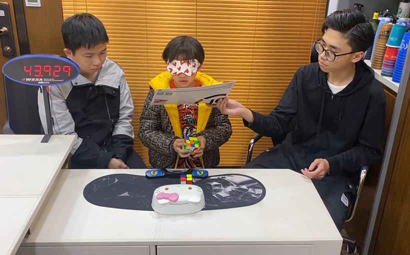 最小年龄连续盲拧还原二阶和三阶魔方(图2）