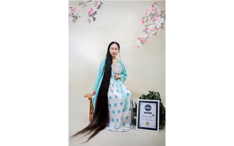最长头发的青少年(图1）