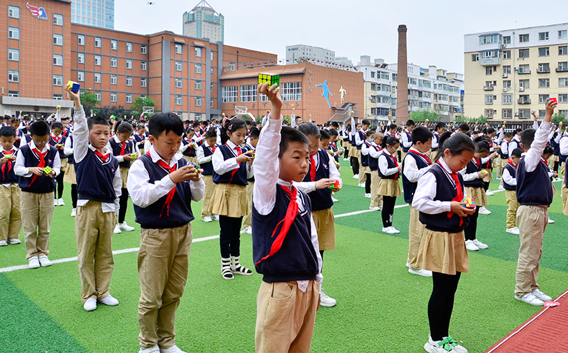 最多名小学生同时还原三阶魔方(图1）
