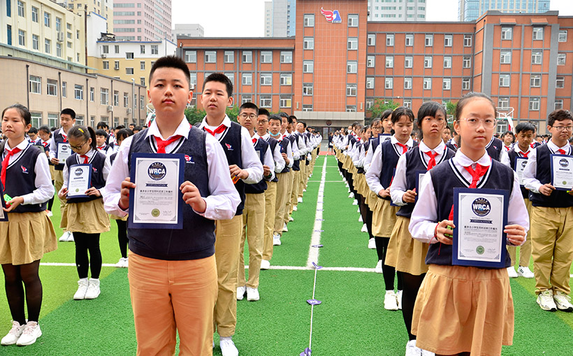 最多名小学生同时还原三阶魔方(图2）