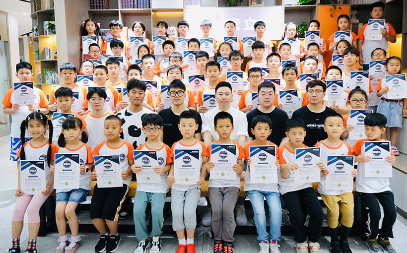 50名儿童最快时间还原2000个三阶魔方(图1）