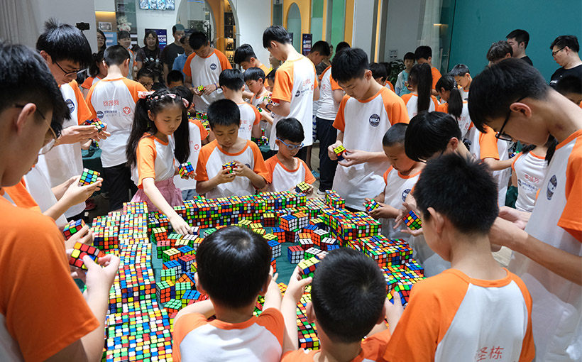 50名儿童最快时间还原2000个三阶魔方(图3）