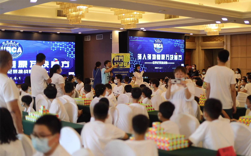 最多场地同时参与还原10,000个三阶魔方(图1）