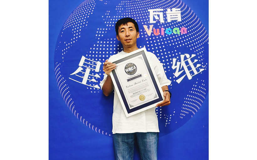 最多场地同时参与还原10,000个三阶魔方(图5）