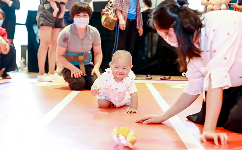 婴幼儿穿“裸感”乐动裤4×10米接力赛世界最快(图2）