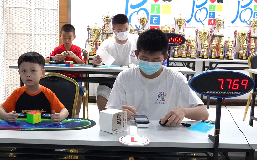 最小年龄于魔方比赛中8秒内还原三阶魔方(图3）