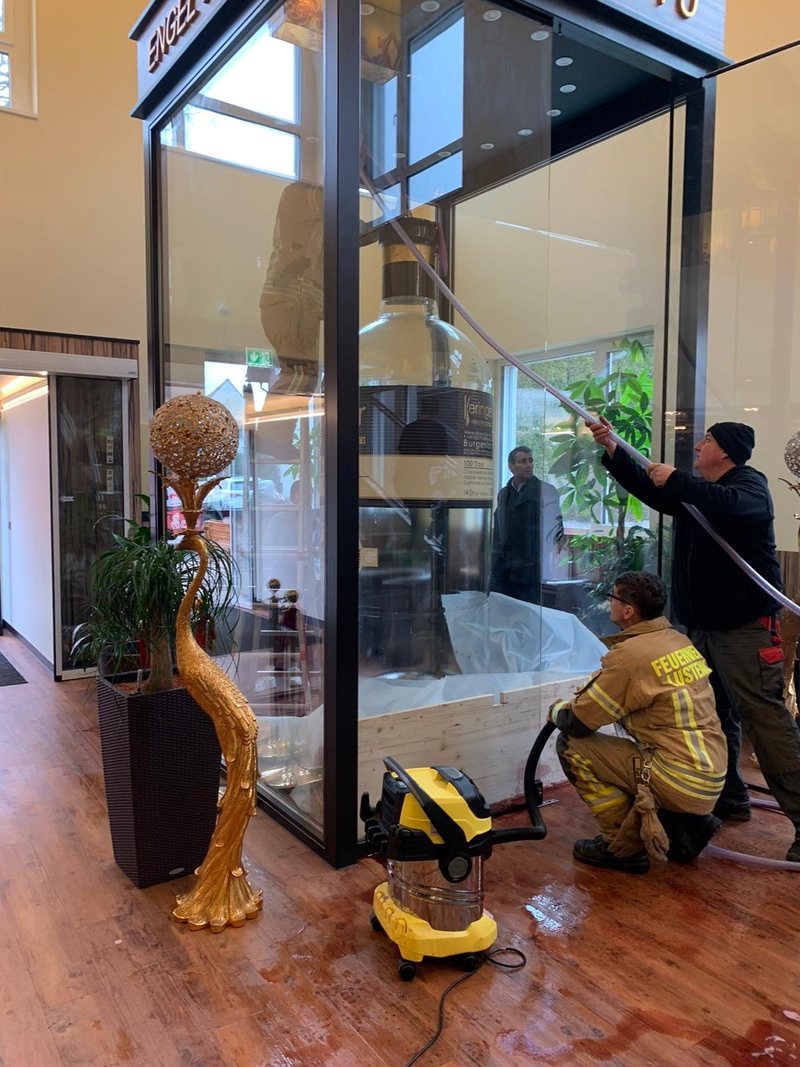 当地消防员能够清理泄漏处，固定好瓶子，并挽救剩下的酒用于慈善事业。