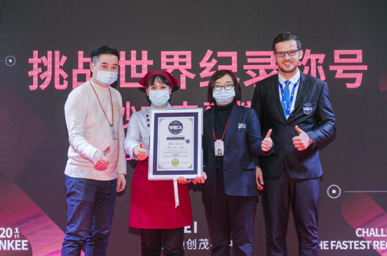 无影快手30秒夹起89个蛋糕，合肥詹记打破世界纪录(图2）