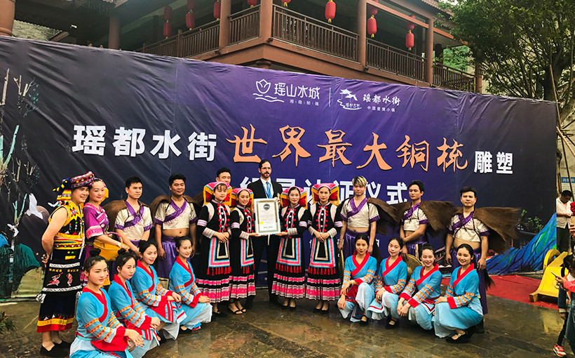 最大的铜梳雕塑(图1）
