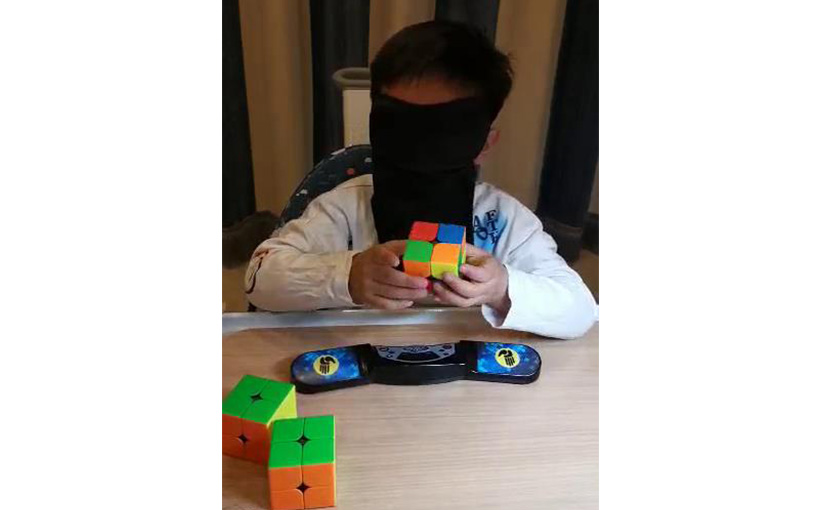 最快时间连续盲拧还原3个二阶魔方(图2）