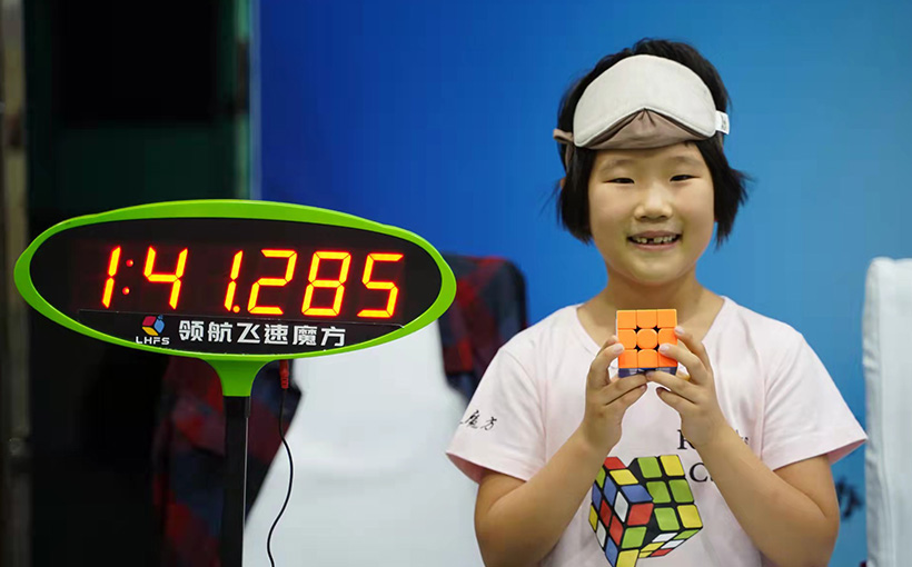 世界最小年龄通过魔方A段等级考试(图2）