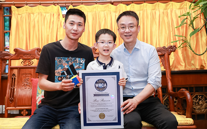 最小年龄双手背后盲拧还原二阶魔方(图5）