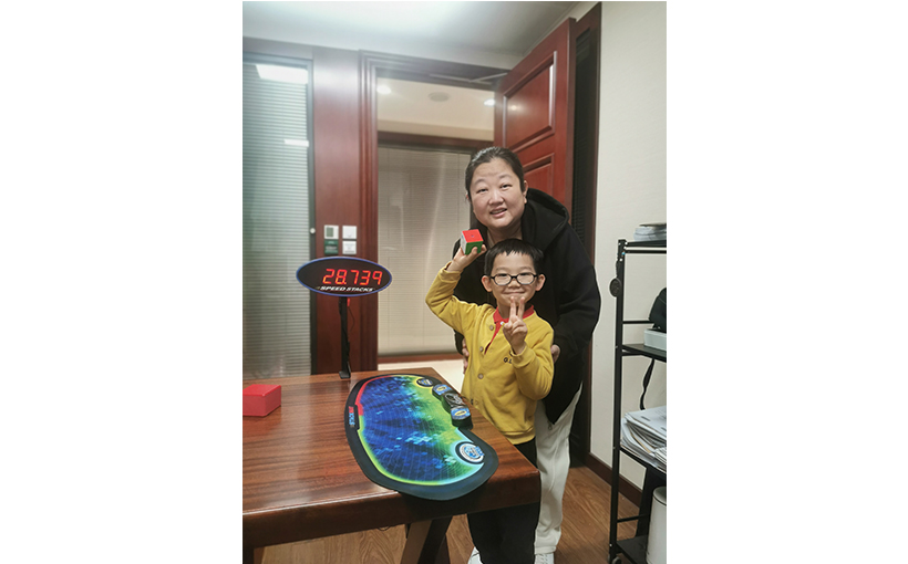 最小年龄双手背后盲拧还原二阶魔方(图3）