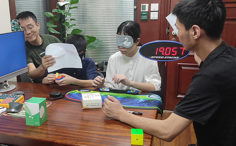最快时间盲拧还原并克隆二阶魔方的同胞姐弟(图4）
