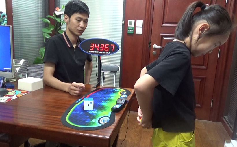 最快时间双手背后连续盲拧还原两个二阶魔方(图3）