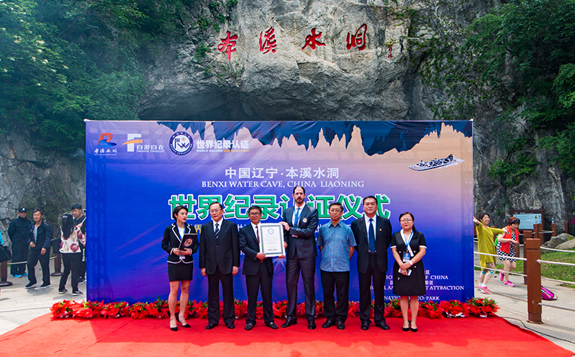 世界最长可供连续乘船游览的地下暗河景区