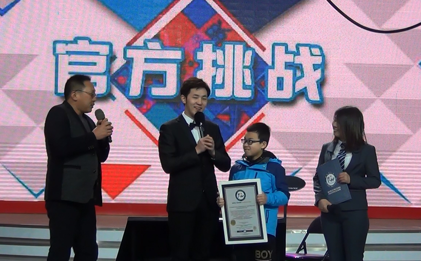 世界最小年龄混合盲拧克隆三阶魔方