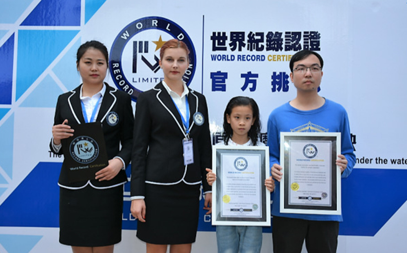 水下憋气双人单手还原三阶魔方时间世界最快
