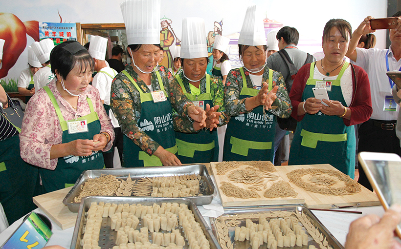 世界最多人参与的裸燕麦面（莜面）制作大赛