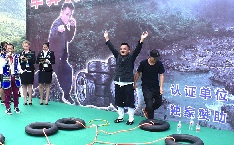 单鼻孔同时吹世界最多汽车内胎