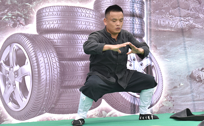 单鼻孔同时吹世界最多汽车内胎