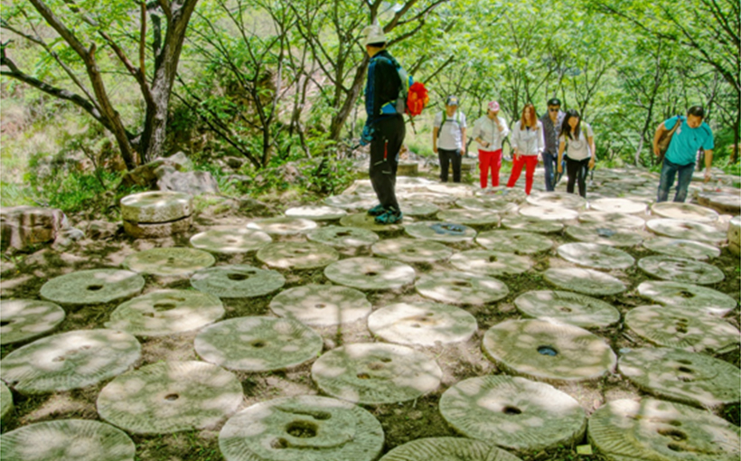 世界最多古代磨盘组成“九曲黄河阵”