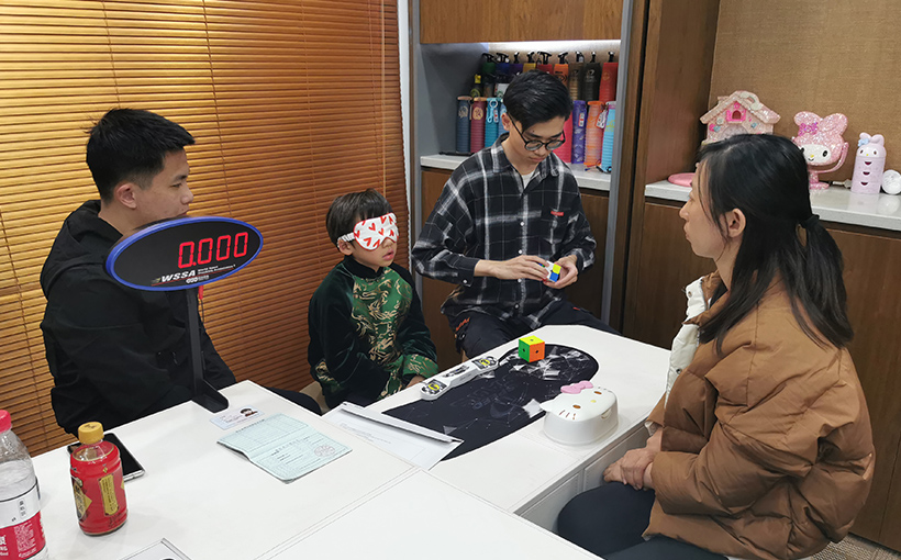 世界最小年龄连续盲拧还原2个二阶魔方