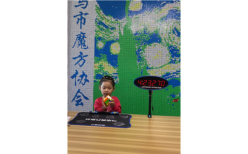世界最小年龄还原四阶魔方