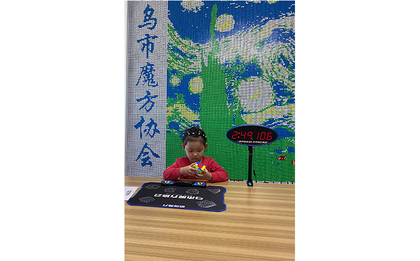 世界最小年龄还原四阶魔方