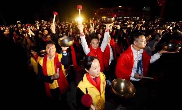 最多人颂钵迎新年(图3）