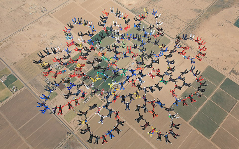 最多人数自由落体时在空中形成图案(图2）