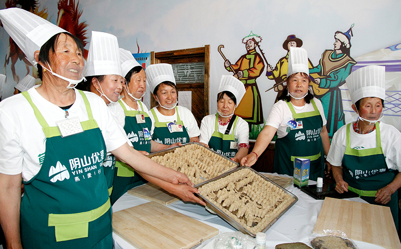 最多人参与的裸燕麦面（莜面）制作大赛(图3）