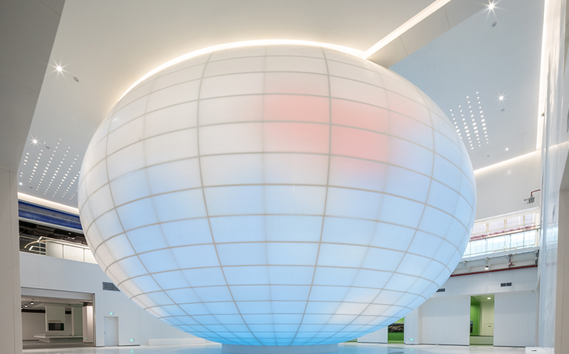 世界最大的透光椭球体实体面材建筑(图1）