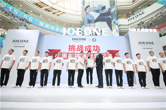 2019九牧王男裤节在郑州启动 500人同穿小黑裤做一字马挑战世界纪录