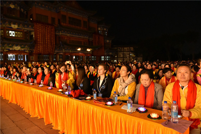 最多人颂钵迎新年(图1）