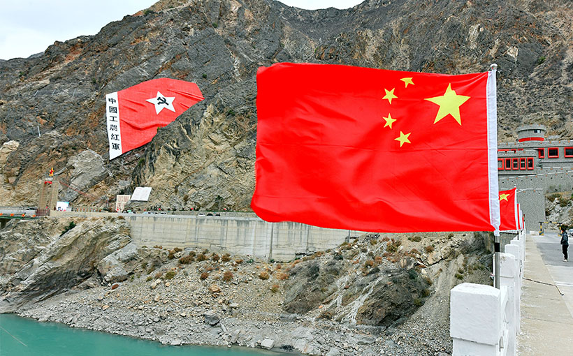 修建于岩体上最大的旗帜(图3）