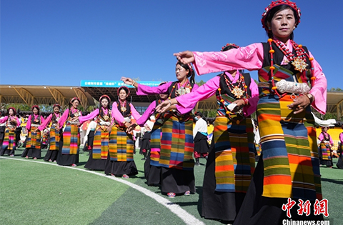 中国新闻网：“相约珠峰·千人弦音”西藏日喀则大型非遗歌舞展演创世界纪录