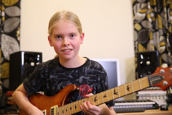 芬兰14岁少年被评为世界最佳青年吉他手