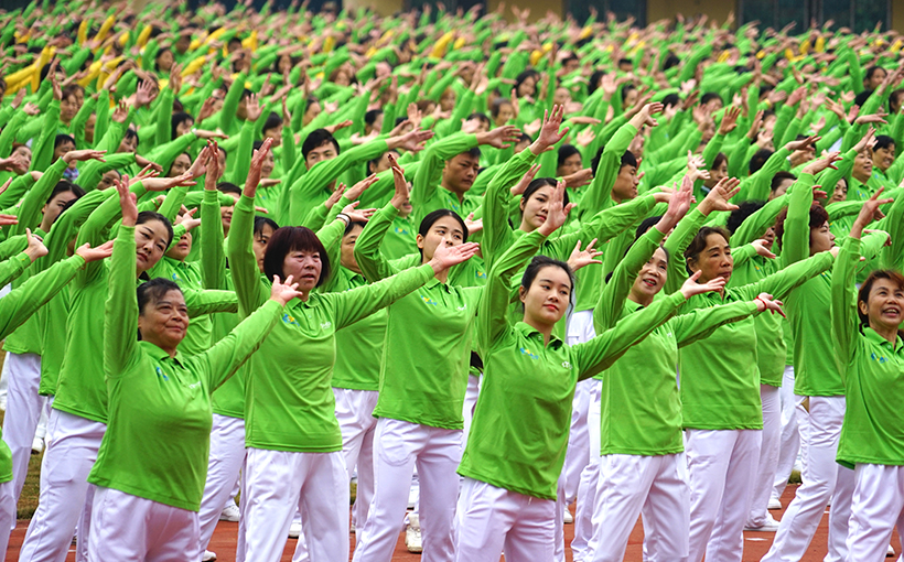 世界最大规模的广场舞中文人体拼字“你好，咸宁”
