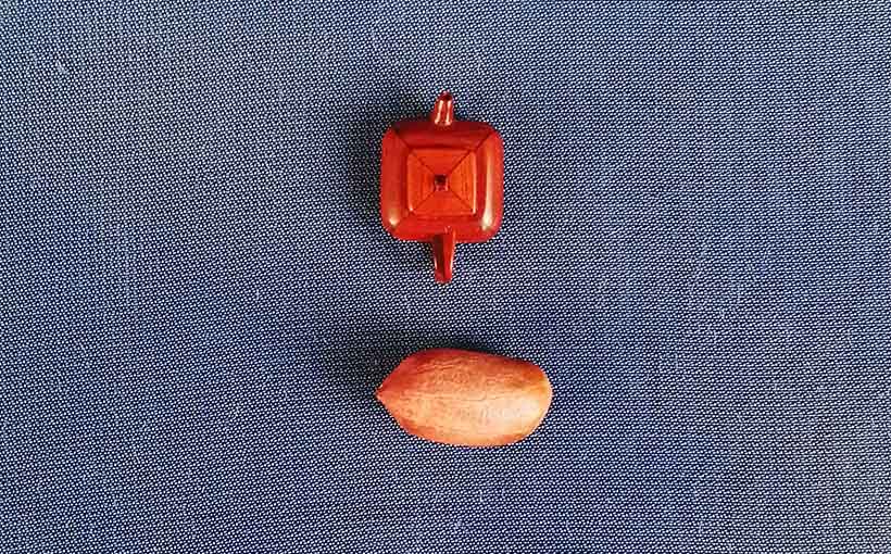 世界最小的木片拼制茶壶