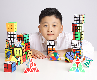 最小年龄连续盲拧还原二阶和三阶魔方（已打破）