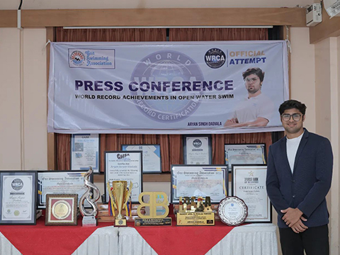 最快时间游泳由果阿邦安朱纳海滩至阿瓜达堡海滩