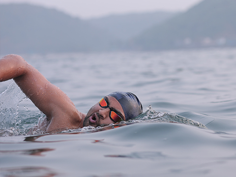 最快时间游泳由果阿邦奎里姆至阿什维姆海滩