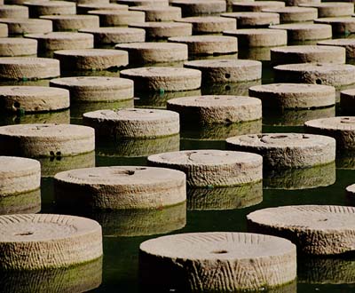 最多古代磨盘组成的“九曲黄河阵”