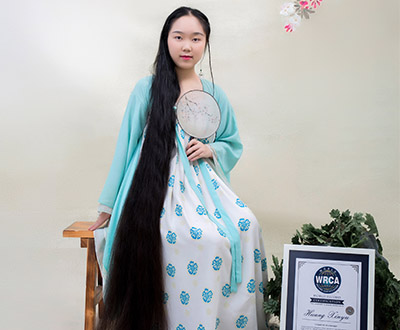 最长头发的青少年