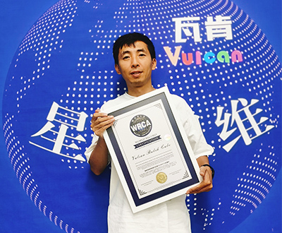 最多场地同时参与还原10,000个三阶魔方