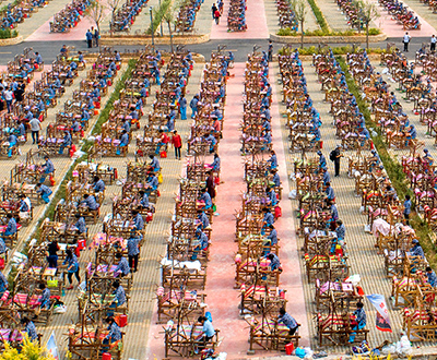 最多人同时织布