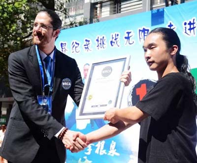 一分钟在报纸上手断花岗岩最多